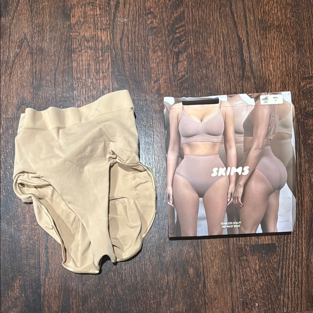 SKIMS SEAMLESS SCULPT MID WAIST BRIEF | MICA